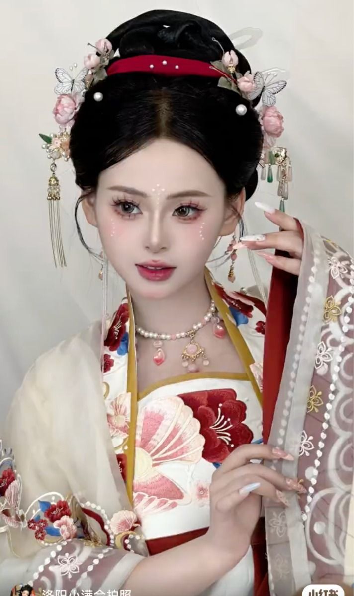 Charming Plus-Size Women in Summer Cheongsam:The Beauty of a Little Extra Curves Charming Plus-Size Women in Summer Cheongsam:The Beauty of a Little Extra Curves