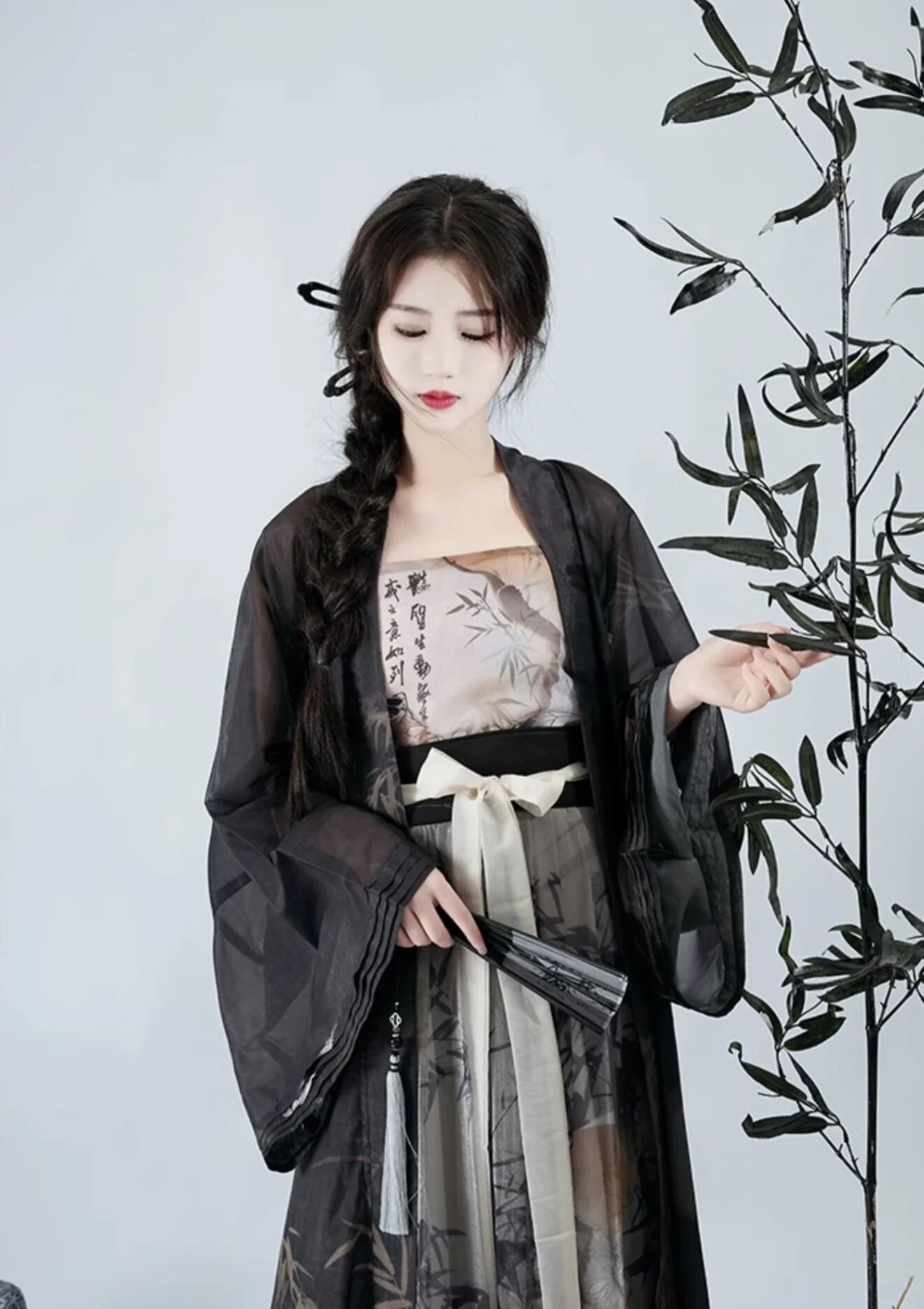 The Revival of Jin-Style Hanfu with Half-Sleeves The Revival of Jin-Style Hanfu with Half-Sleeves