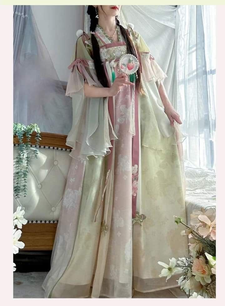 The Revival of Cheongsam and Traditional Chinese Long Robes in the Retro Fashion of the Republic Era The Revival of Cheongsam and Traditional Chinese Long Robes in the Retro Fashion of the Republic Era