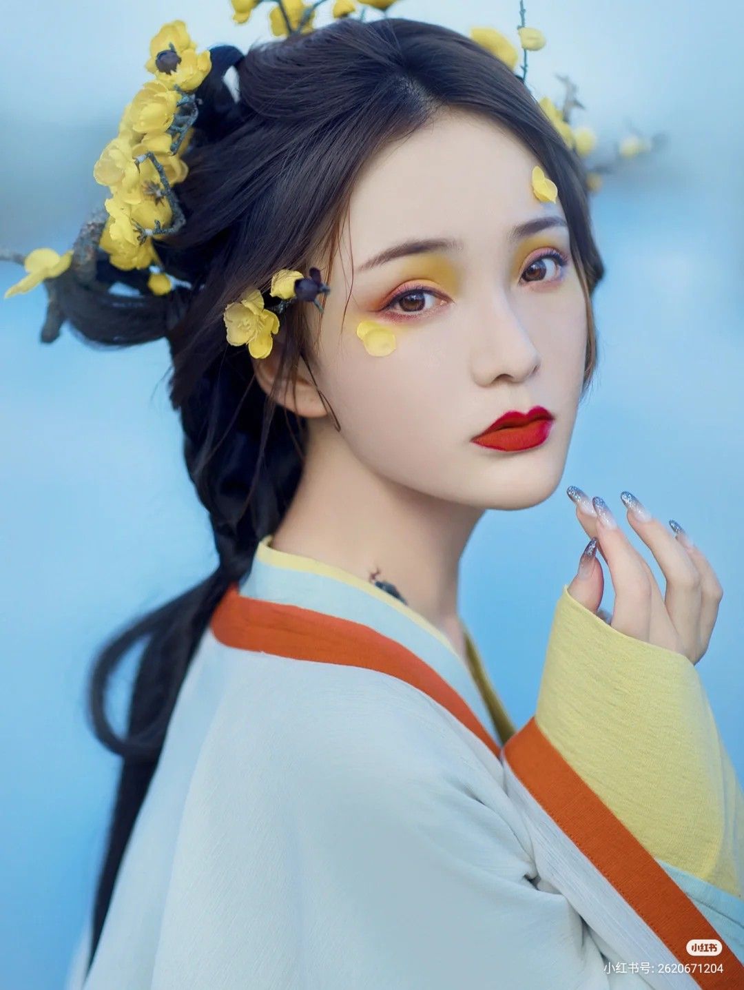 The Allure of White Moonlight:The Elegance of Waisted Hanfu Costumes The Allure of White Moonlight:The Elegance of Waisted Hanfu Costumes