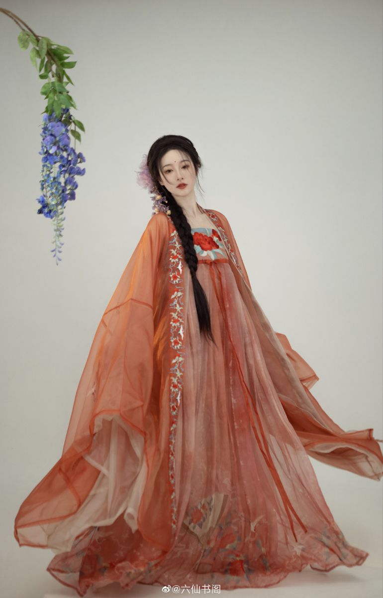 Elegant Mid-Length Cheongsam:A Premier Fashion Statement Elegant Mid-Length Cheongsam:A Premier Fashion Statement