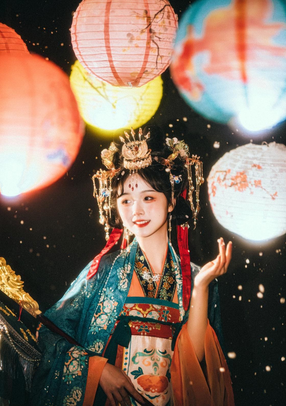 The Essence of Traditional Chinese Clothing:Hanfu and Tibetan Style The Essence of Traditional Chinese Clothing:Hanfu and Tibetan Style