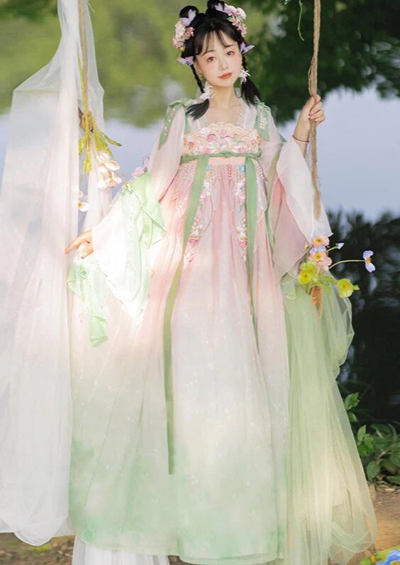 White Engagement Qipao:A Symbol of Purity and Elegance White Engagement Qipao:A Symbol of Purity and Elegance