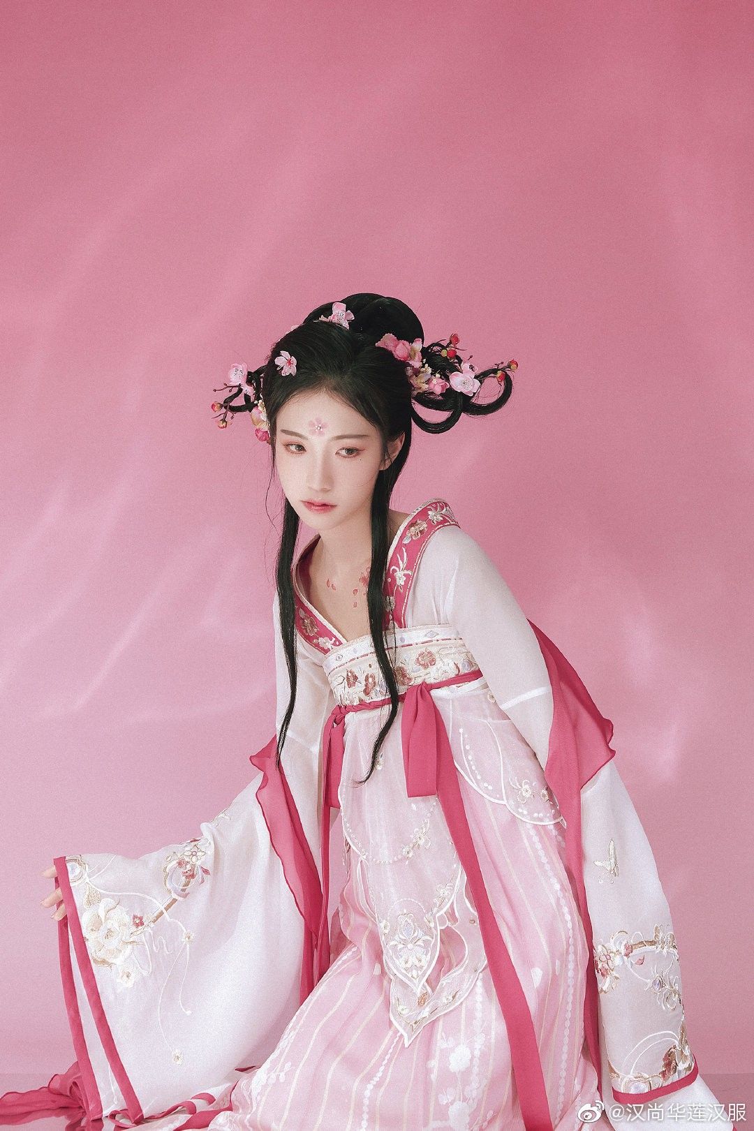 Embracing the Enchanting Charm of Qipao Cheongsam Embracing the Enchanting Charm of Qipao Cheongsam