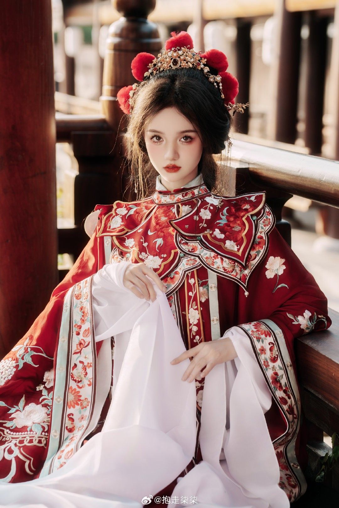 Dance in the Neon Glow:Qipao,Shanghai Nights and the Enchantment of Dance