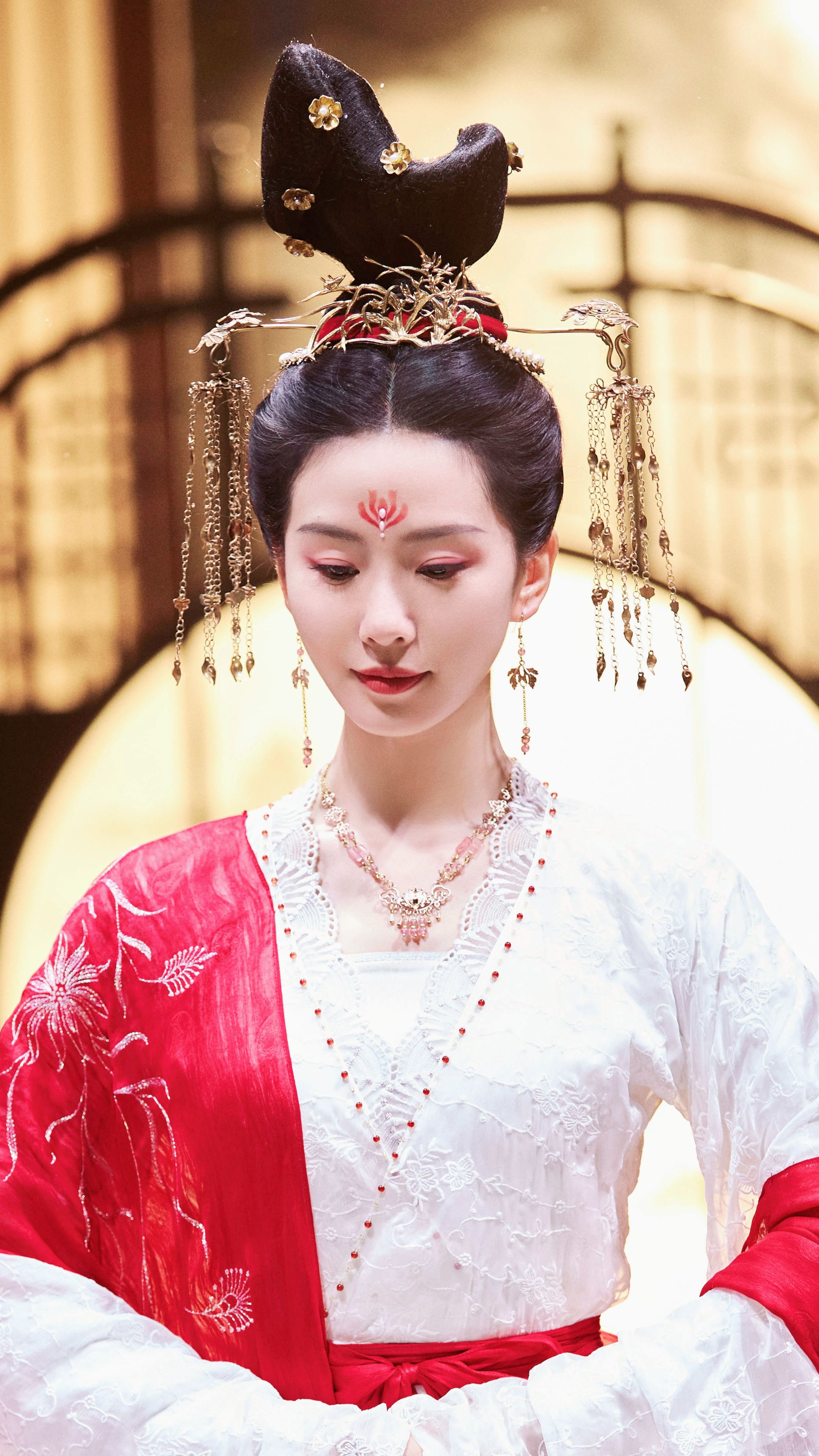 Reinventing Traditional Elegance:The New Era of Hanfu Fashion