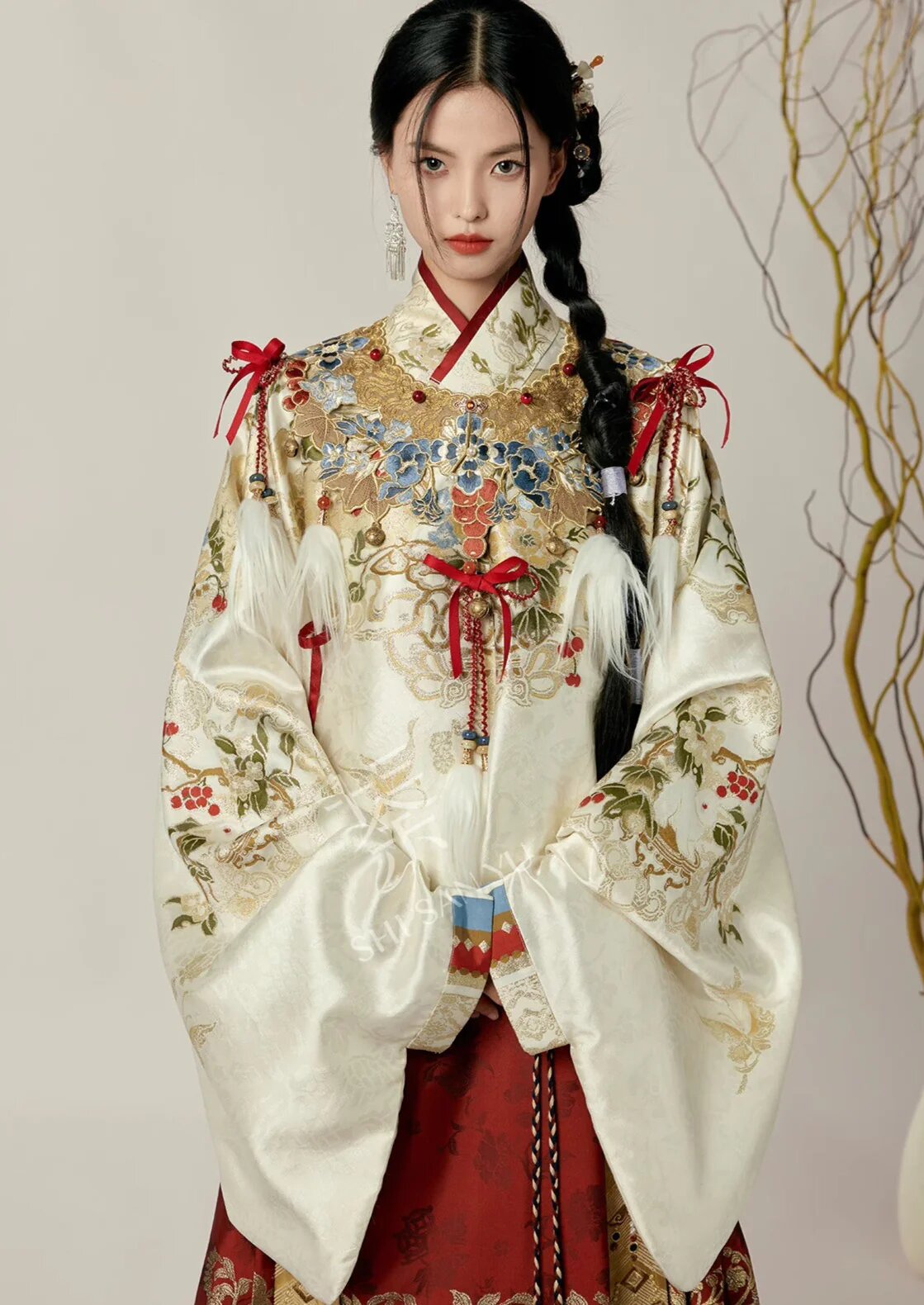 Red Cheongsam with Corduroy Trim:A Blend of Tradition and Modernity Red Cheongsam with Corduroy Trim:A Blend of Tradition and Modernity