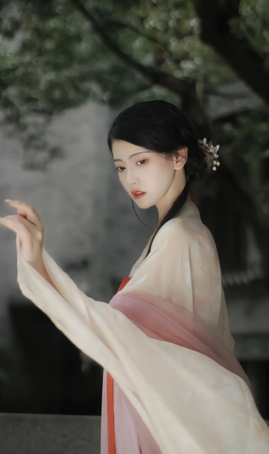 A Little Girl in Purple Hanfu:The Splendor of Traditional Chinese Attire A Little Girl in Purple Hanfu:The Splendor of Traditional Chinese Attire