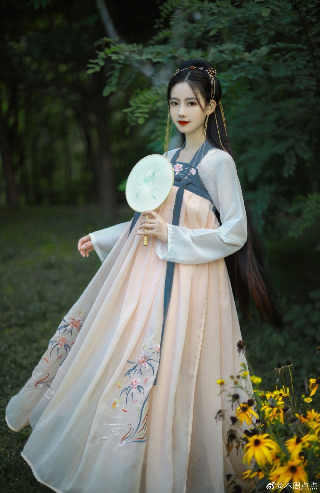Blooming in Traditional Splendor:A Young Girls Journey with Hanfu Student Culture Blooming in Traditional Splendor:A Young Girls Journey with Hanfu Student Culture