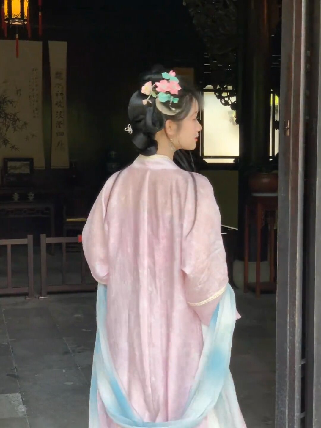 Reimagining the Traditional Cheongsam and Skirt Set:Innovations in Design and Comfort Reimagining the Traditional Cheongsam and Skirt Set:Innovations in Design and Comfort