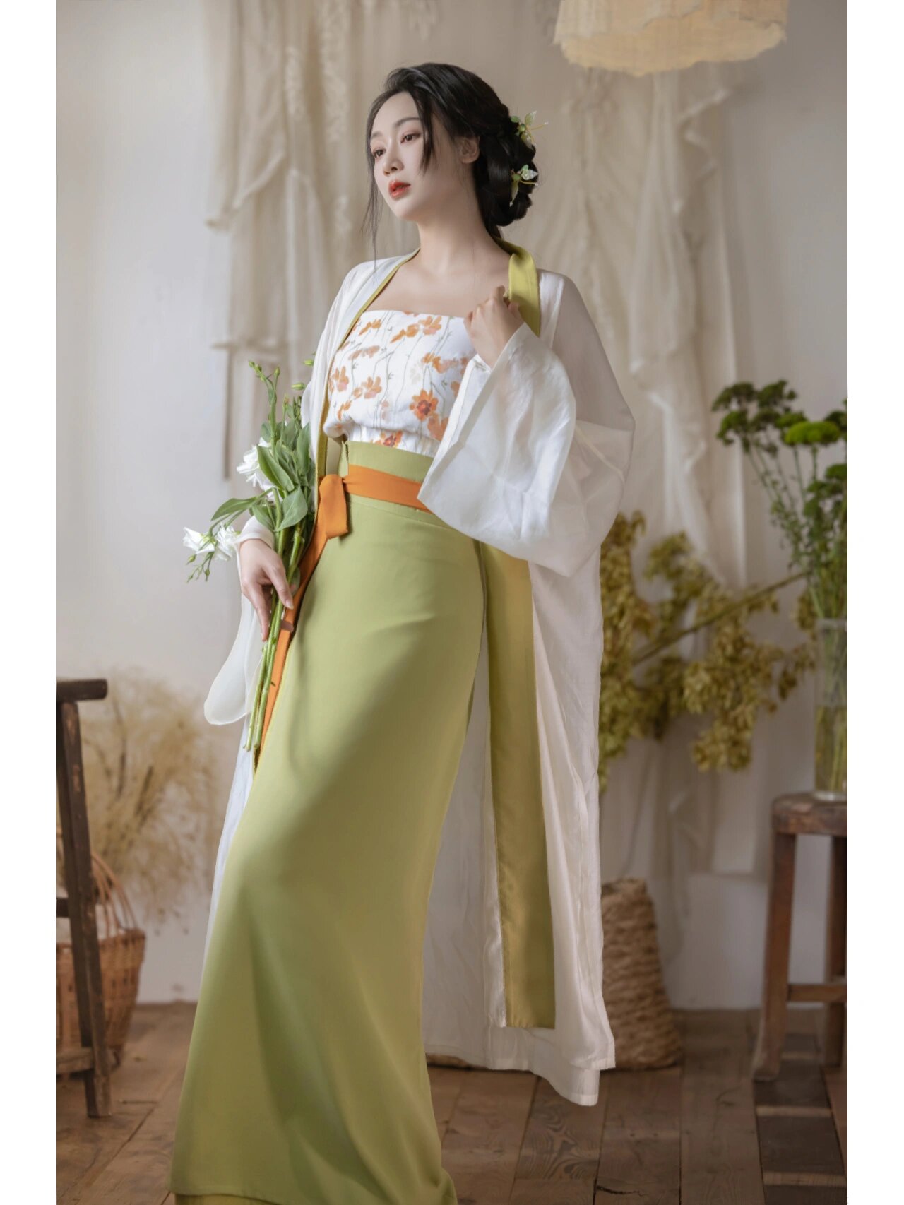 Winter Festival Wear for Hanfu-Styled Girl:A Closer Look at Traditional New Years Greetings Attire Winter Festival Wear for Hanfu-Styled Girl:A Closer Look at Traditional New Years Greetings Attire