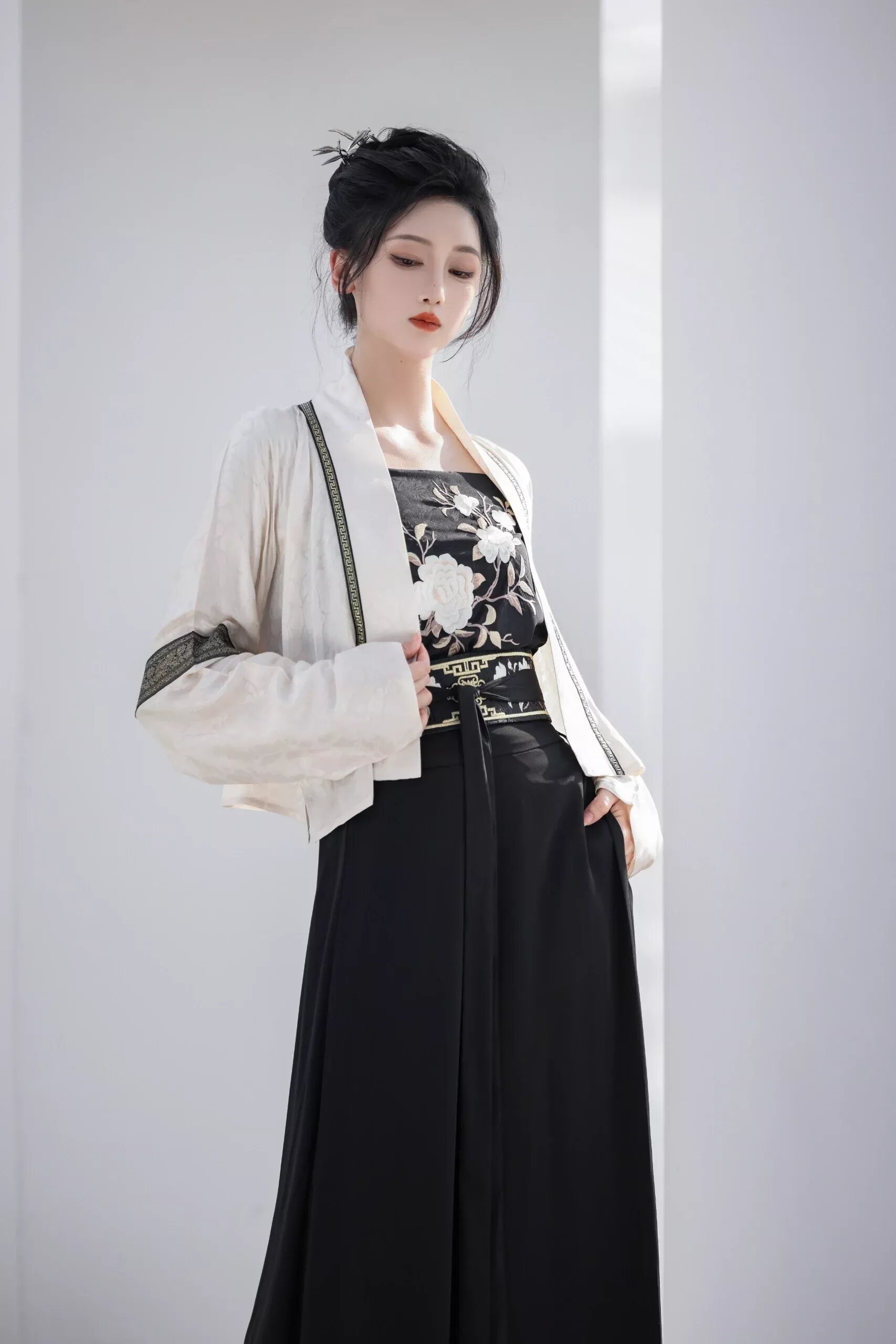 The Revival of Hanfu:A Guide to Styling the Open-Fronted Hanfu Shirts