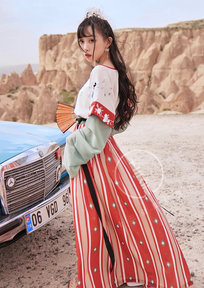 The Enchanting World of Phantom Color Horseface Skirt The Enchanting World of Phantom Color Horseface Skirt