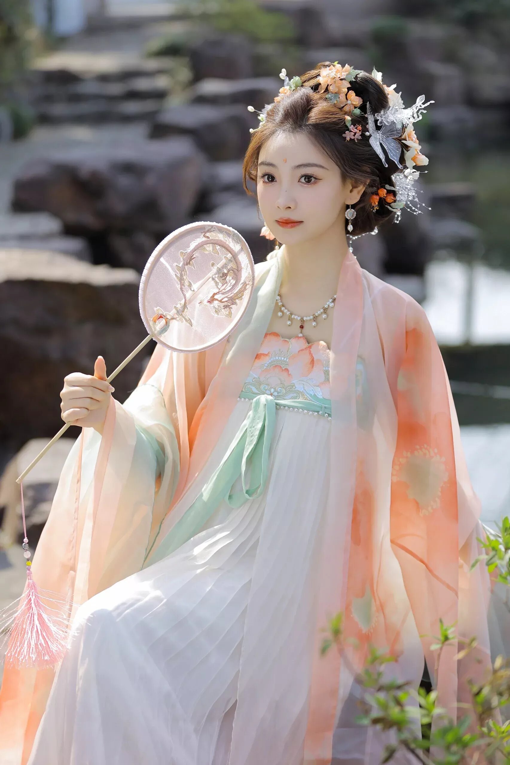 Young and Chic:Traditional Chinese Womens Fashion in Modern Tang-Style Cheongsam Young and Chic:Traditional Chinese Womens Fashion in Modern Tang-Style Cheongsam