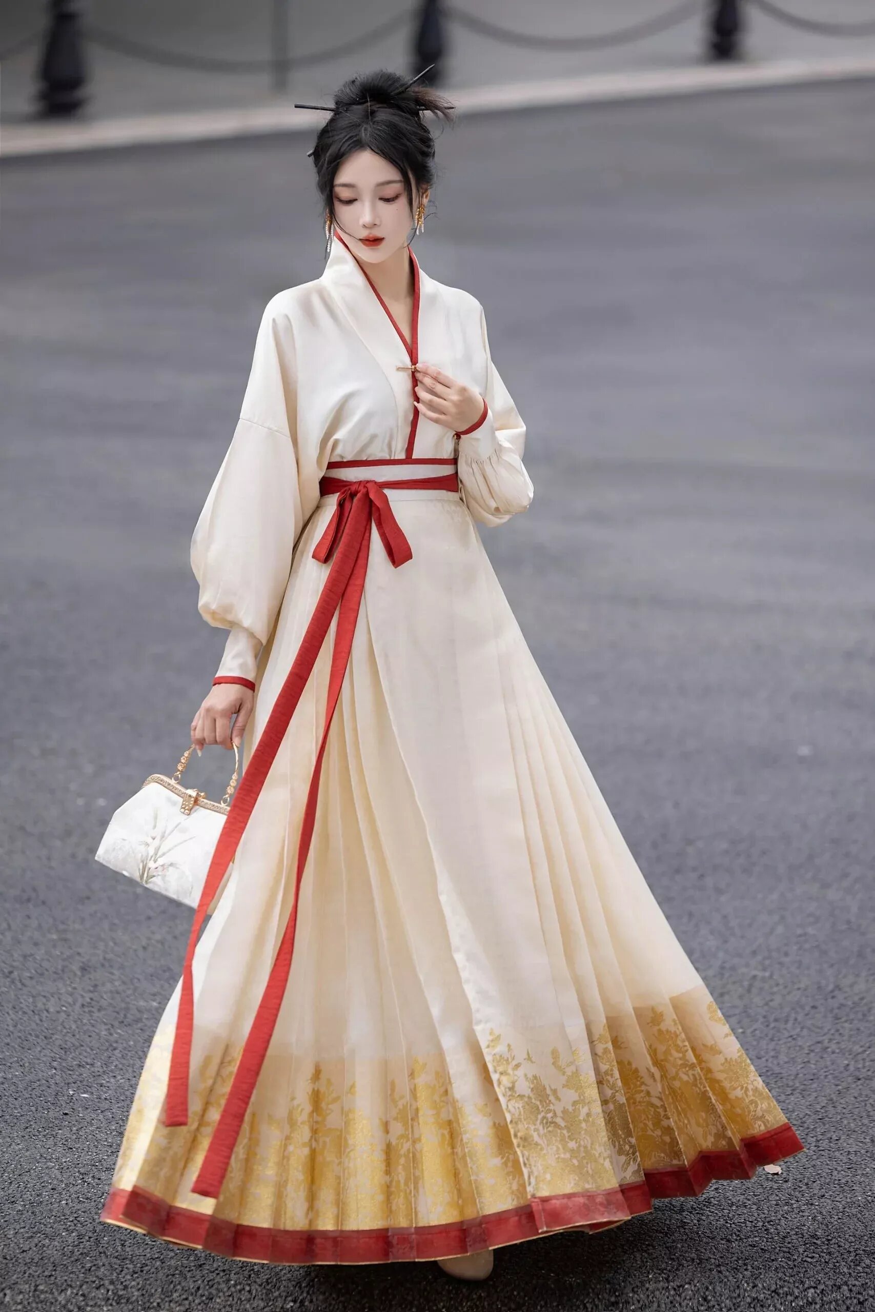 The Cheongsam-Inspired Clutch Bag with Maximum Capacity The Cheongsam-Inspired Clutch Bag with Maximum Capacity