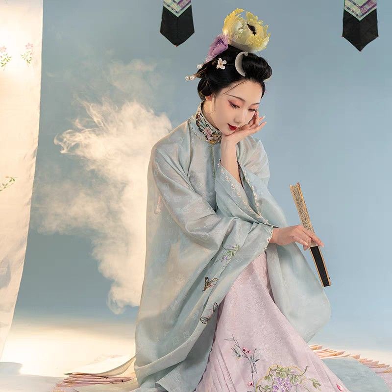 Embracing the Pear Shape:The Art of Styling Qipao for a Pear-Shaped Body Embracing the Pear Shape:The Art of Styling Qipao for a Pear-Shaped Body