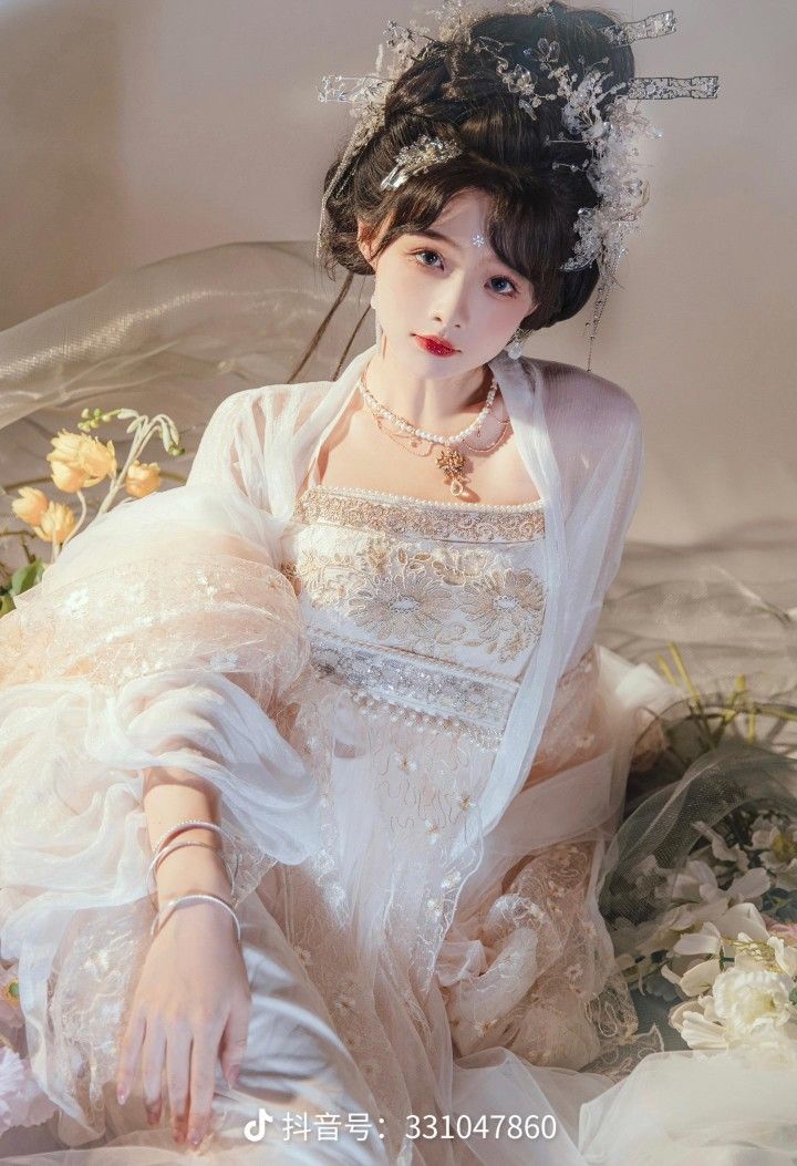 Golden Thread Cheongsam Dress:A Blend of Tradition and Elegance