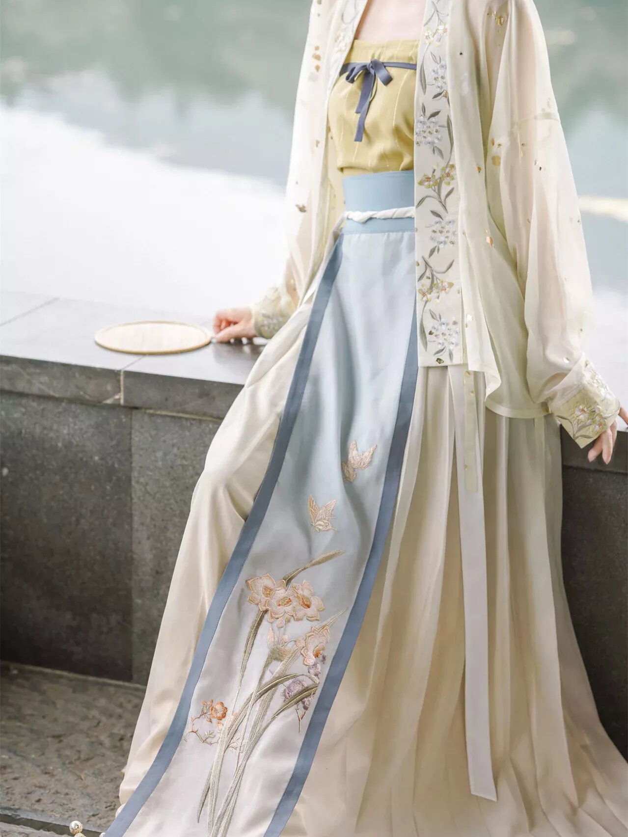 The Elegance of Ancient Hanfu:The束腰 of the Chinese Traditional Costume The Elegance of Ancient Hanfu:The束腰 of the Chinese Traditional Costume