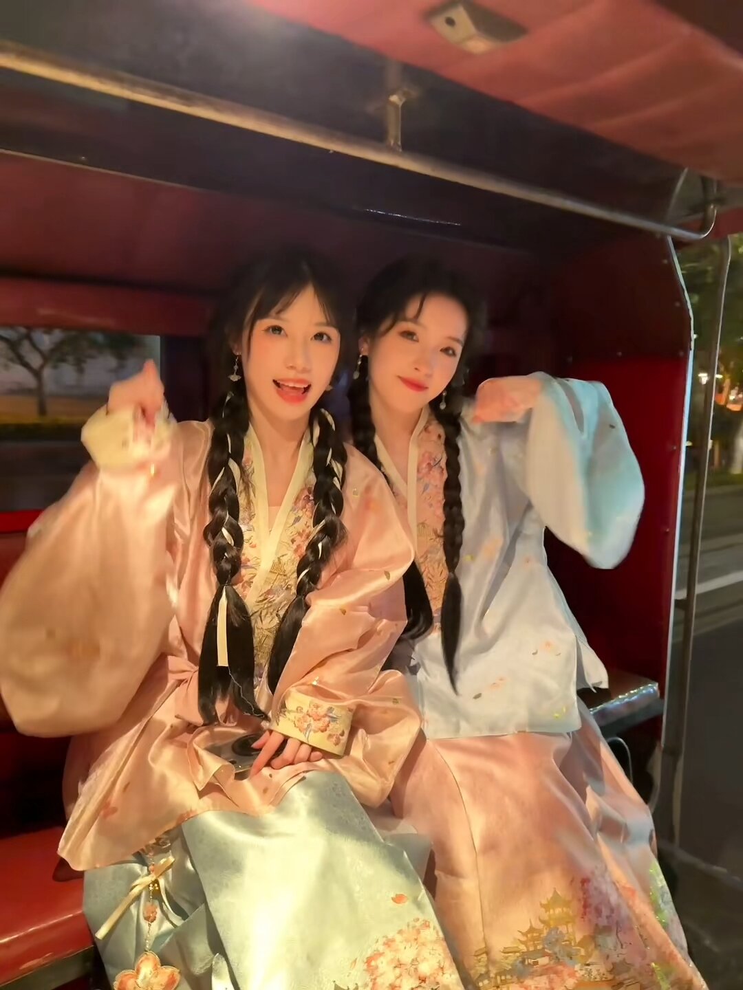 Children in Qipao Shawls:A Cultural Glimpse into Traditional Chinese Fashion Children in Qipao Shawls:A Cultural Glimpse into Traditional Chinese Fashion