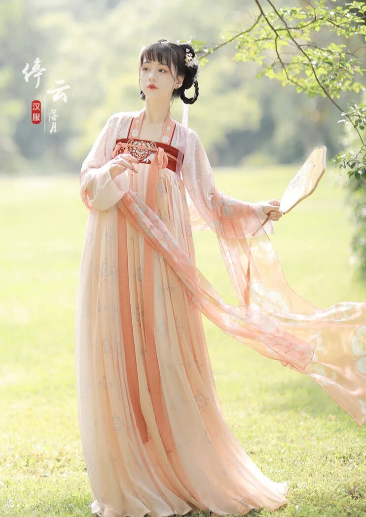 A Summer Tale of Ancient Charm:The Enchanting Hanfu of a Young Girl