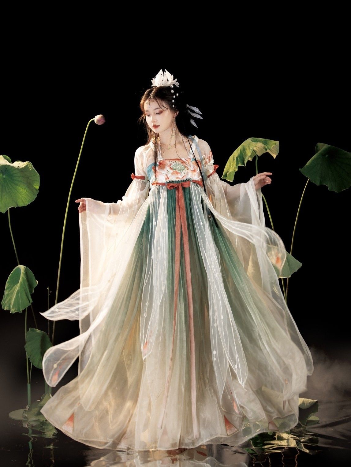 The Red and Black Hanfu Girl:A Glimpse into the World of Traditional Chinese Childrens Fashion
