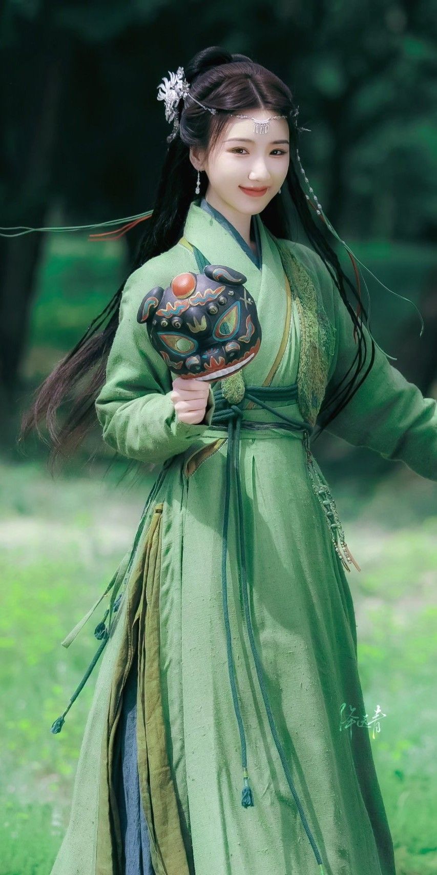 Lily of the Valley:The Enchantment of Hanfu Fashion in the Form of Perfumed Blossoms