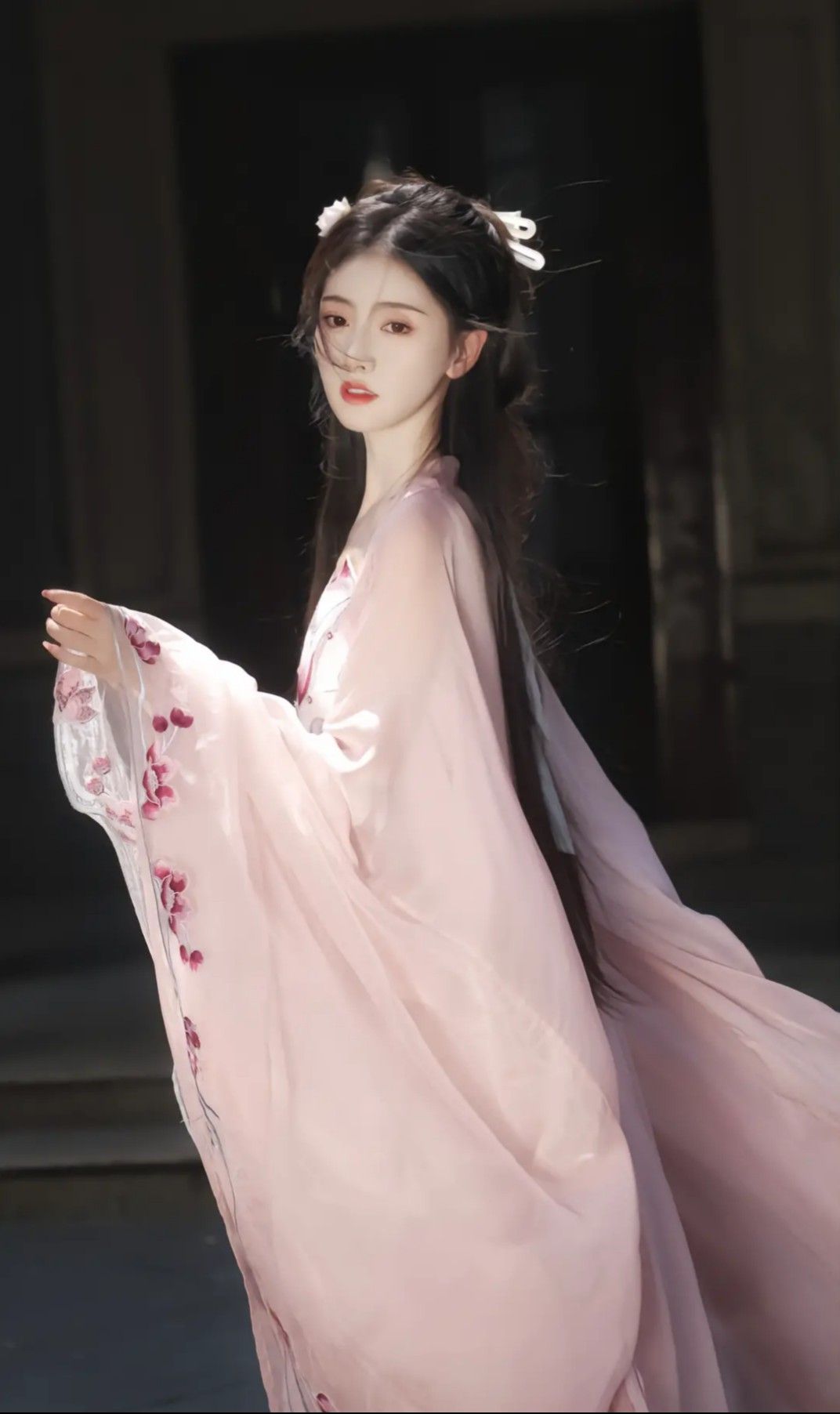 The Elegance of a Horseface Skirt and a Simple Top:A Fashionable Unison