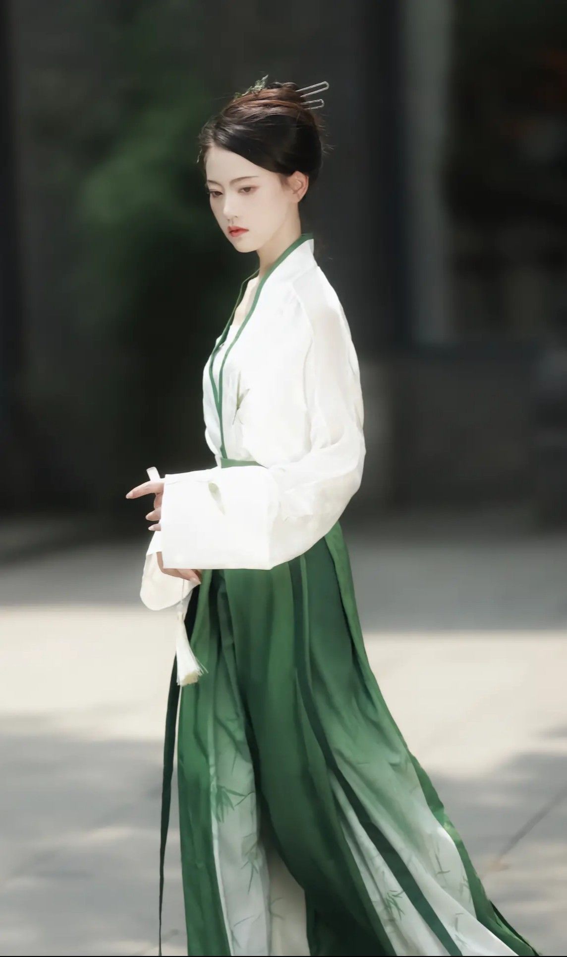 Modern Classics:The Evolution of Traditional Cheongsam Modern Classics:The Evolution of Traditional Cheongsam