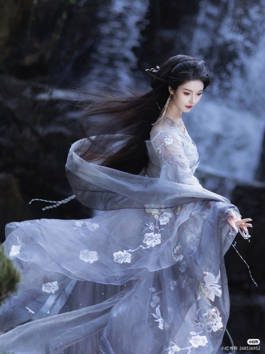 The Splendor of Hanfu:The Story of Thirteen Surplus and the Soaring Phoenix The Splendor of Hanfu:The Story of Thirteen Surplus and the Soaring Phoenix