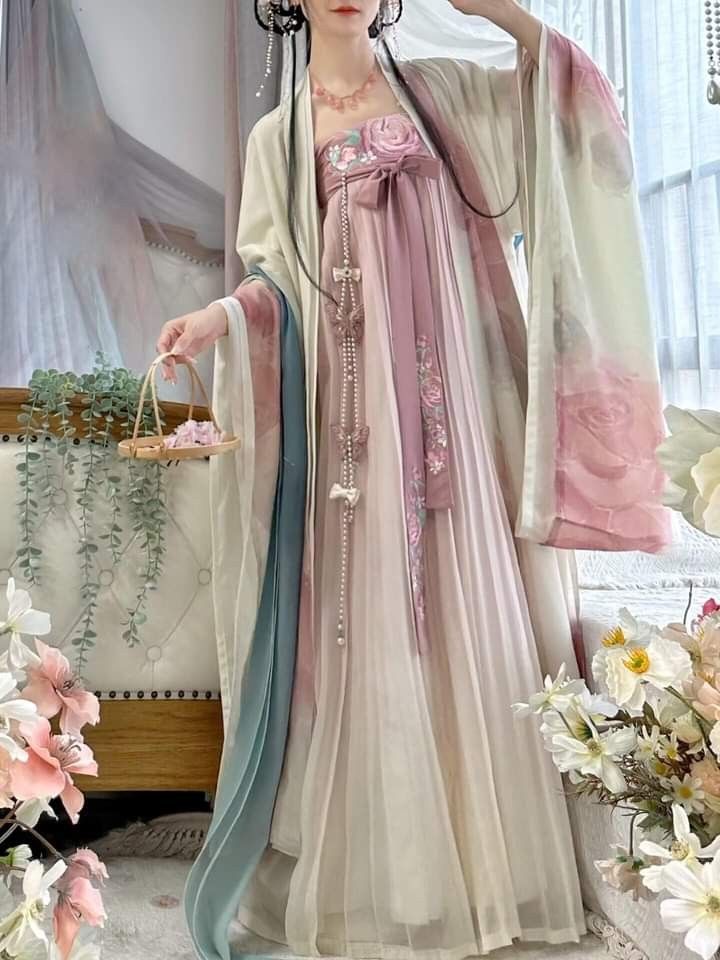 Maternal Love and Traditional Elegance:A Mother-Daughter Story in Hanfu Fashion Maternal Love and Traditional Elegance:A Mother-Daughter Story in Hanfu Fashion