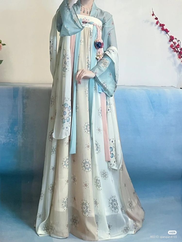Vintage Cheongsam in the Enchanting Night of Shanghai Vintage Cheongsam in the Enchanting Night of Shanghai