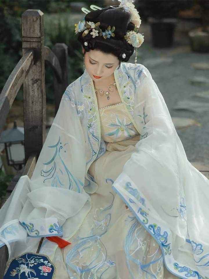 The Splendid Elegance of Chinese Cheongsam with its Forked Skirt The Splendid Elegance of Chinese Cheongsam with its Forked Skirt