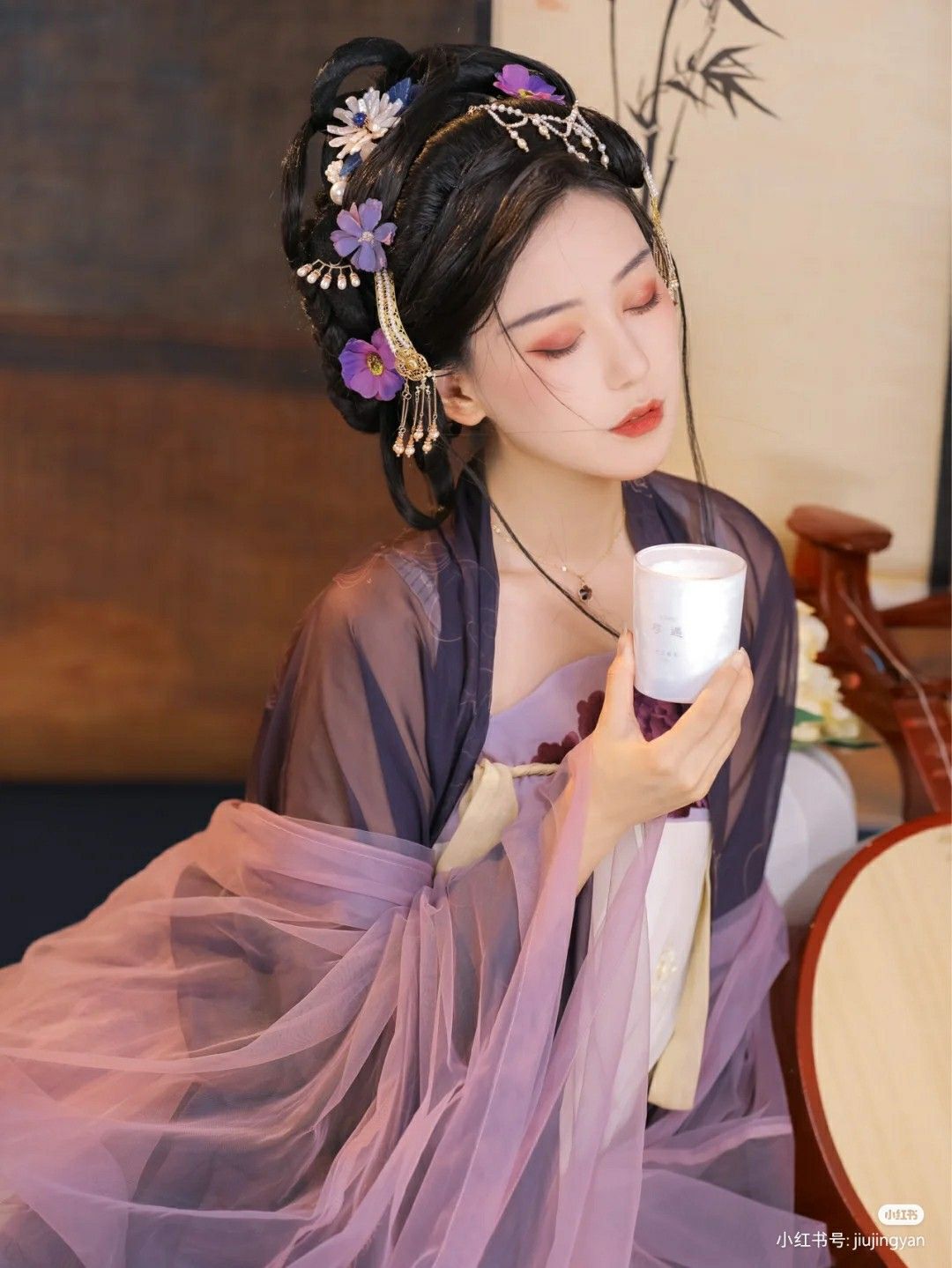 Little Girl in a Splendid Hanfu Performance Costume Little Girl in a Splendid Hanfu Performance Costume