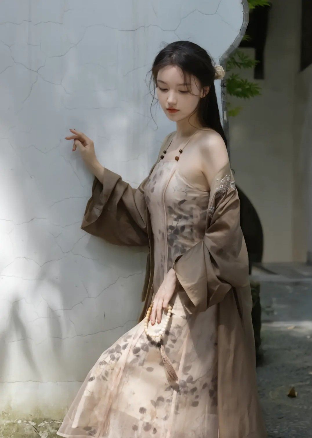 Elegance in a Silk Qipao:Exploring the Traditional Craftsmanship of Suzhous Silk-Covered Cheongsam