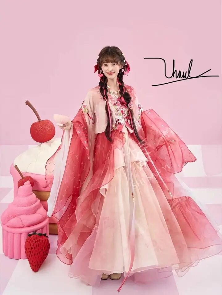 Dunhuang-Style Hanfu:The Splendor of Tang-Era Fashion