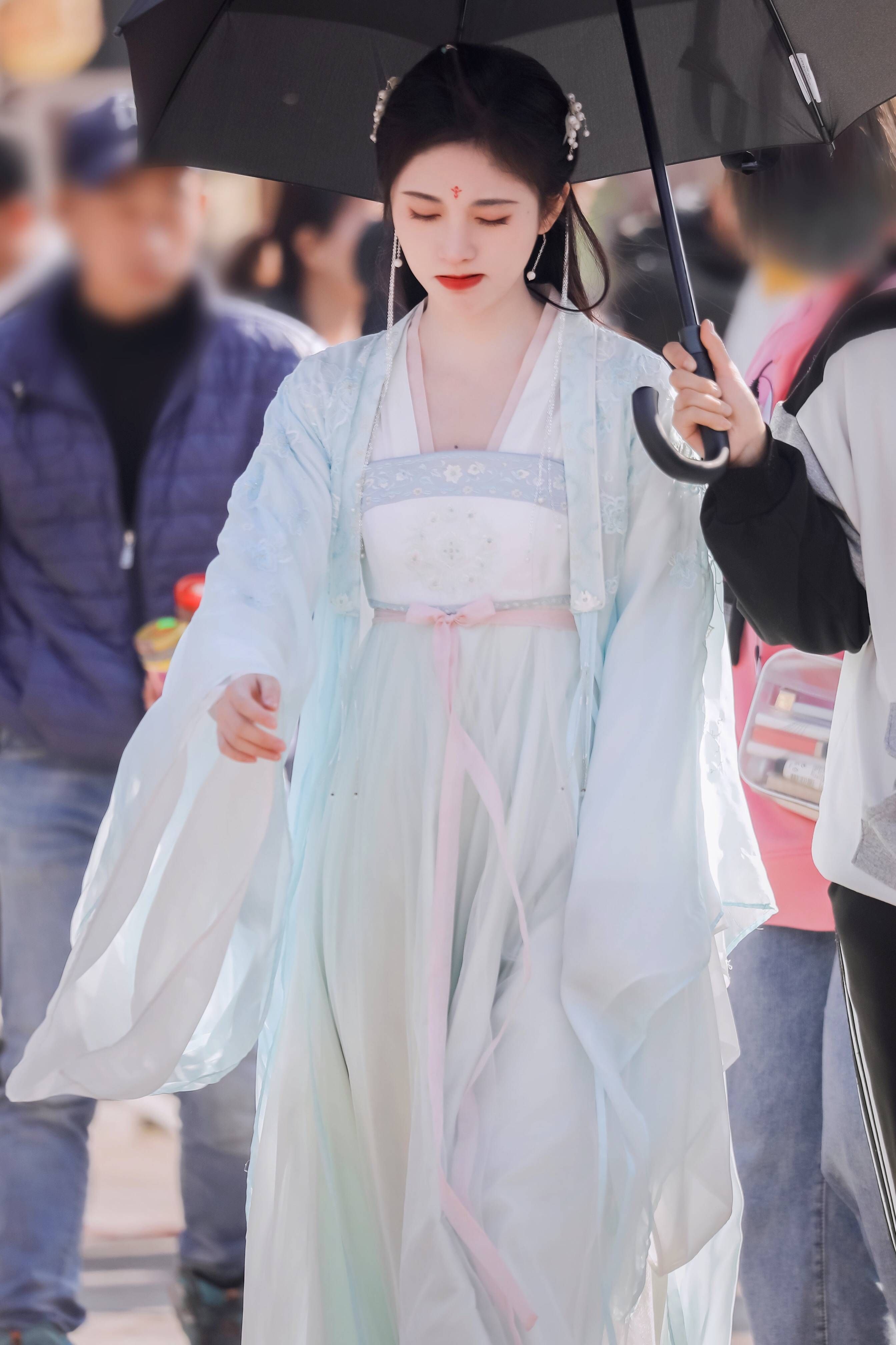 Embroidery on the Cross-Over Collar of Hanfu Tunic:A Cultural Journey Embroidery on the Cross-Over Collar of Hanfu Tunic:A Cultural Journey