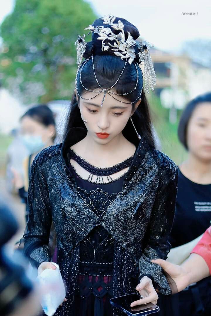The Elegance of a Hanfu Fan-Wearing Woman The Elegance of a Hanfu Fan-Wearing Woman