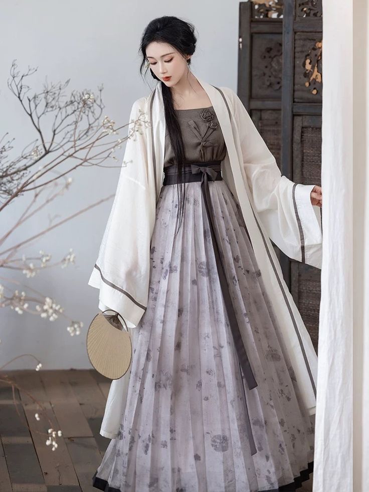 The Elegance of Broad-sleeved Hanfu Tops The Elegance of Broad-sleeved Hanfu Tops
