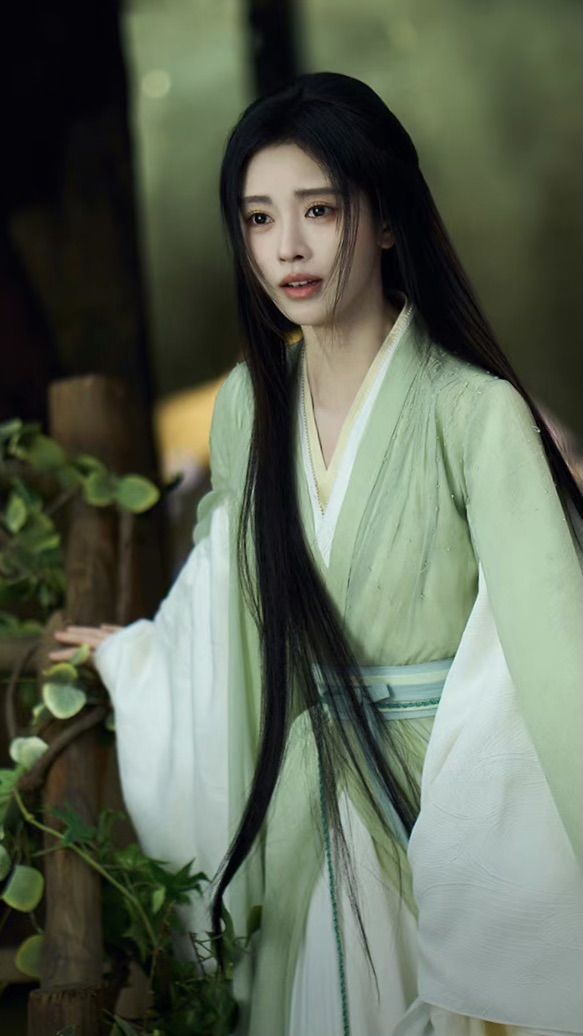 Splendid Splendor of Hanfu in the Golden Age Splendid Splendor of Hanfu in the Golden Age