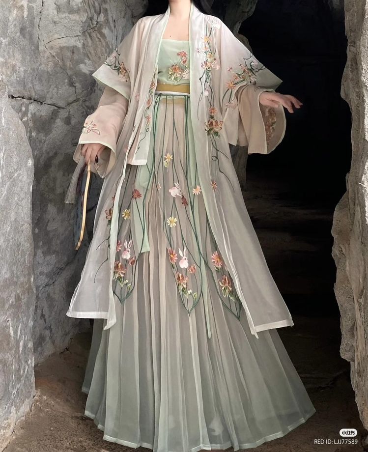 The Role of Hairpins in Hanfu Hair Styling:A Guide to Traditional One-Character Clamping Techniques The Role of Hairpins in Hanfu Hair Styling:A Guide to Traditional One-Character Clamping Techniques