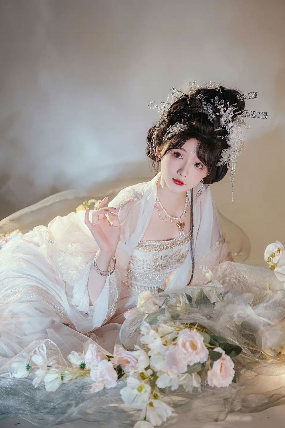 The Elegance of Noble Womens Cheongsam:The Traditional Chinese Beauty