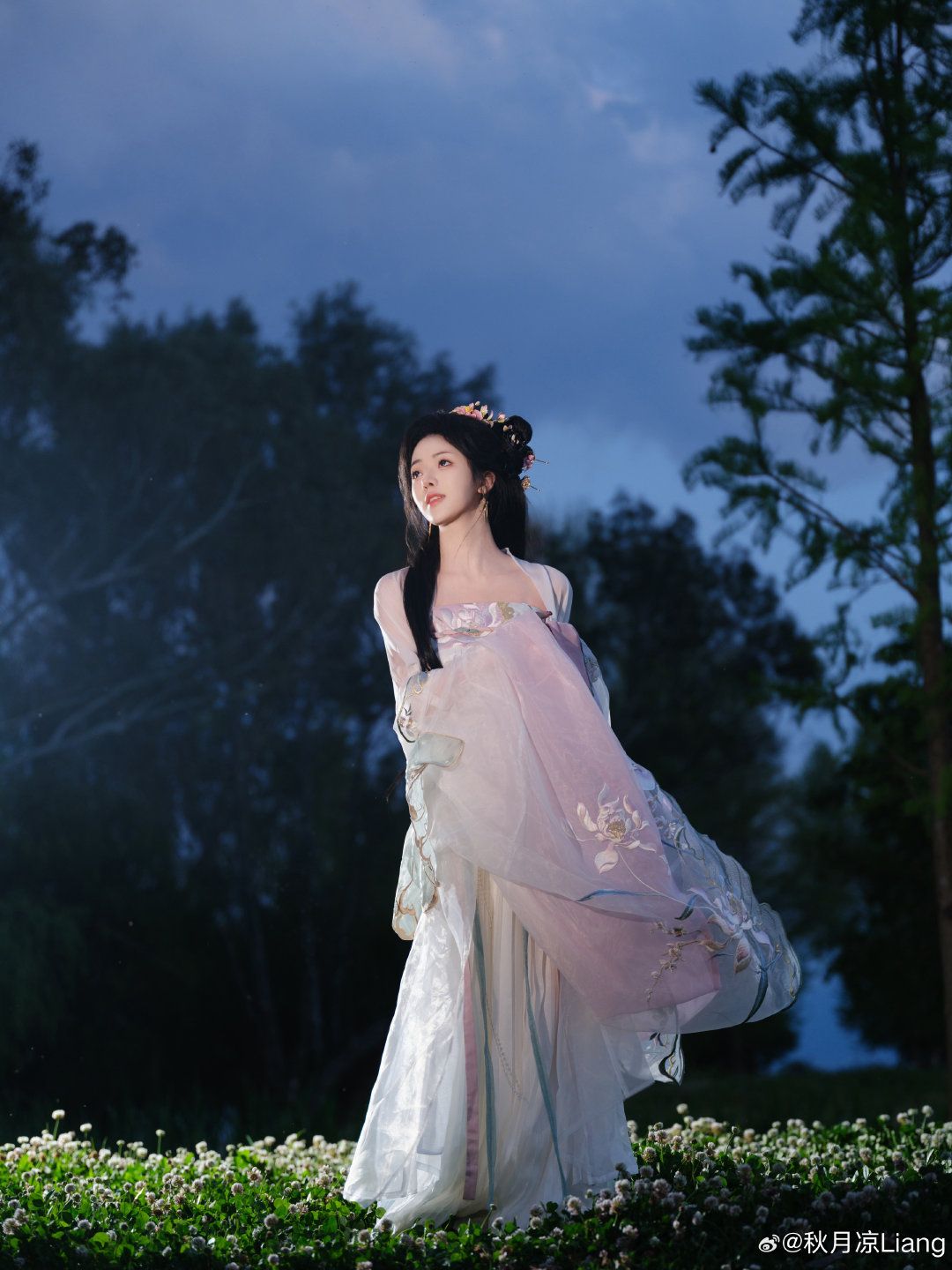 Summer in a Fairyland of Hanfu:The Enchantment of Chinese Traditional Clothing in Summer Summer in a Fairyland of Hanfu:The Enchantment of Chinese Traditional Clothing in Summer
