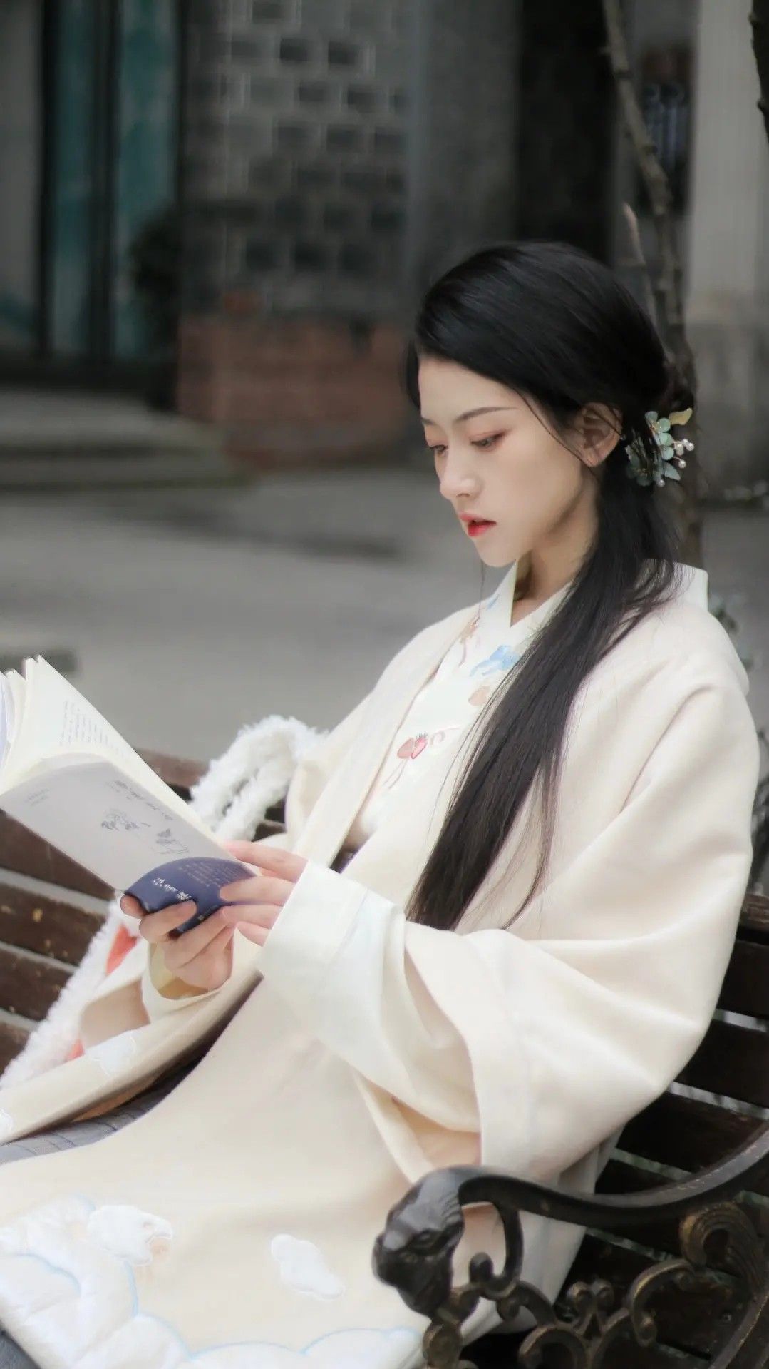 Summer in a Cheongsam:The Allure of Women’s Qipao Summer in a Cheongsam:The Allure of Women’s Qipao