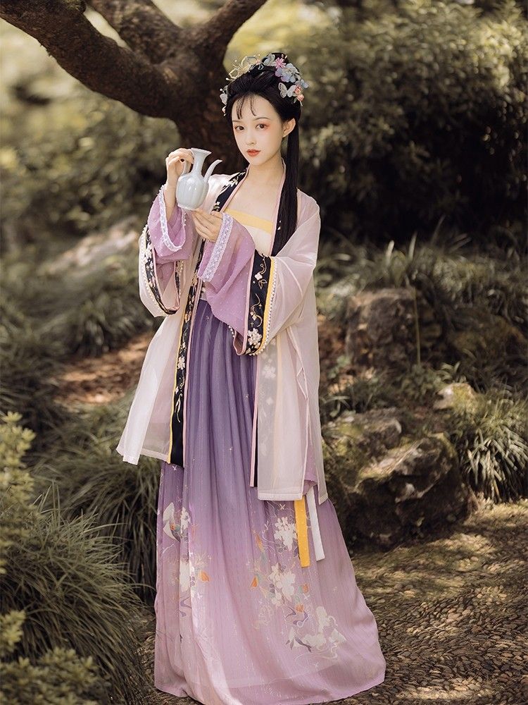 Dominating in Traditional Chinese Womens Hanfu Costumes:The Allure of Ancient汉服 Dominating in Traditional Chinese Womens Hanfu Costumes:The Allure of Ancient汉服