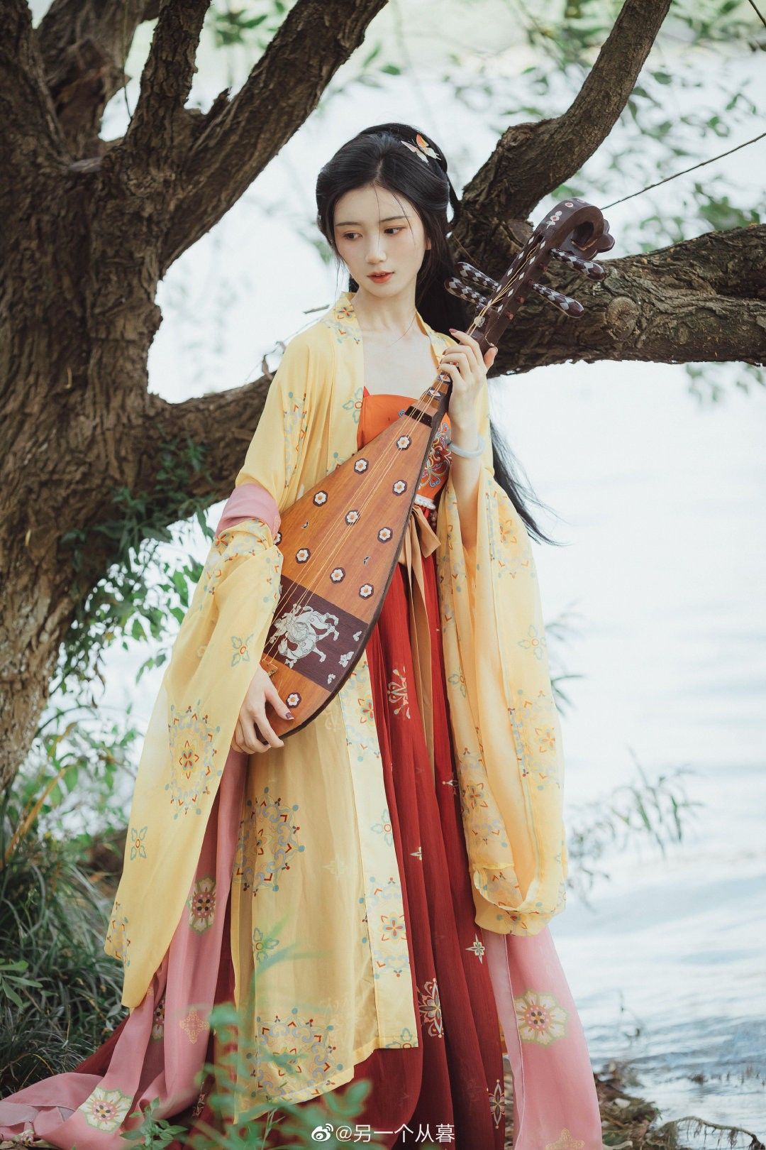 Wine Red Velvet Cheongsam:A Blend of Elegance and Tradition
