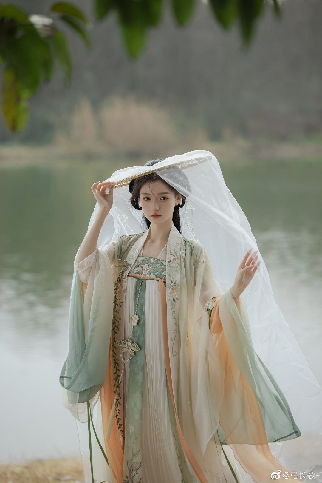 Hanfu Hair Accessories and Short Haircuts for Autumn-Winter:A Stylish Blend Hanfu Hair Accessories and Short Haircuts for Autumn-Winter:A Stylish Blend