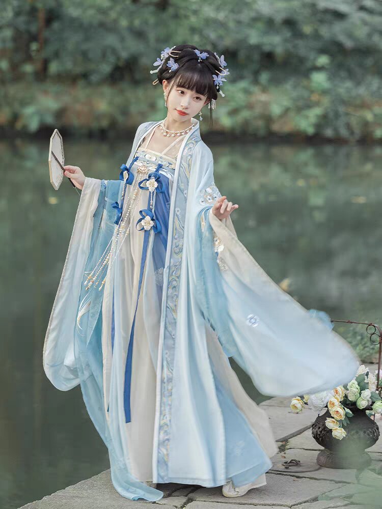 Childrens Hanfu Fashion in the Style of Zhou Feifei