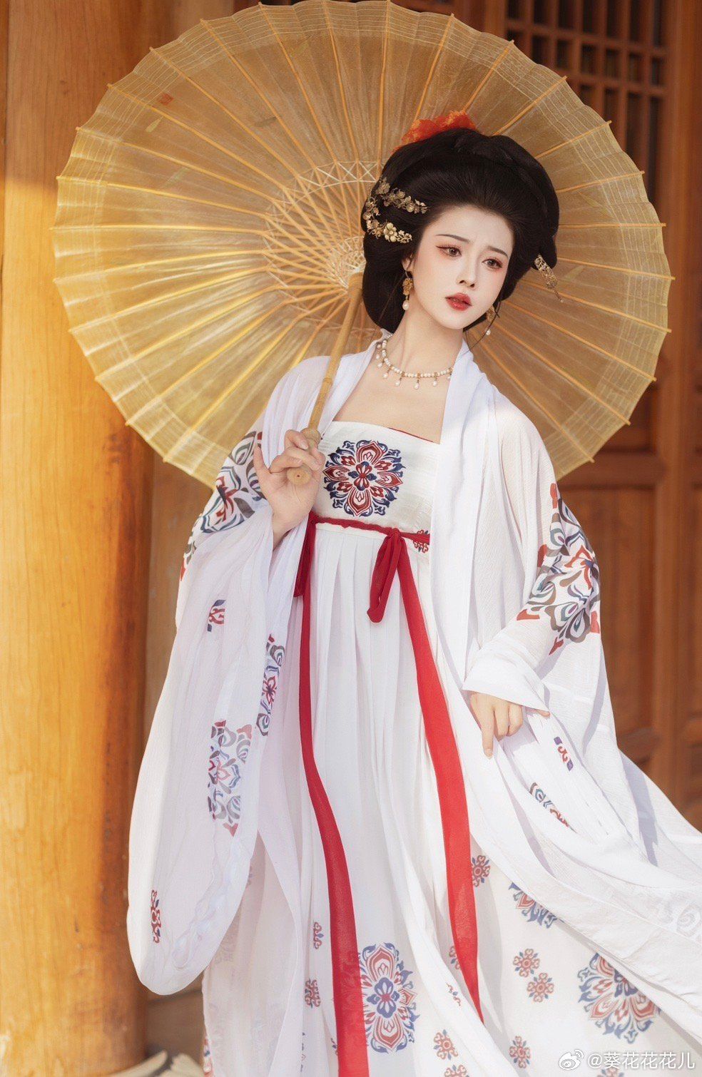 Winter Qipao and Overcoat:A Fashionable Blend of Traditional Elegance and Modern Warmth Winter Qipao and Overcoat:A Fashionable Blend of Traditional Elegance and Modern Warmth