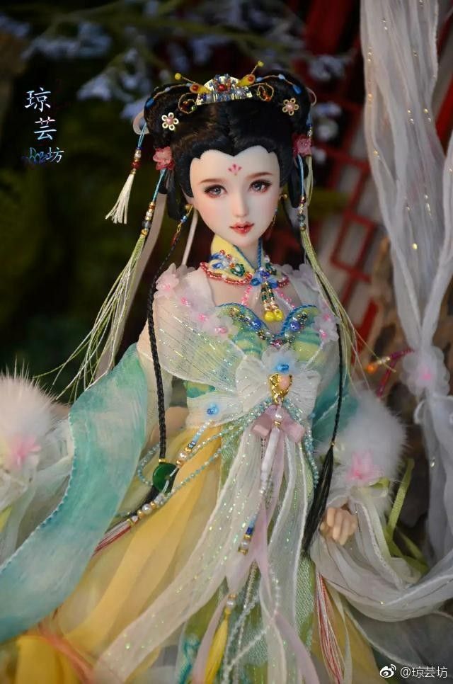 White Cheongsam Show:Embracing the Elegance of Traditional Chinese Fashion White Cheongsam Show:Embracing the Elegance of Traditional Chinese Fashion