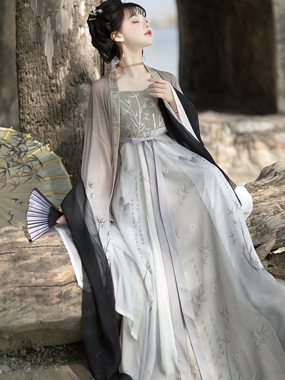 Exquisite and Elegant Long-Style Cheongsam:A Symbol of Refinement and Cultural Splendor Exquisite and Elegant Long-Style Cheongsam:A Symbol of Refinement and Cultural Splendor